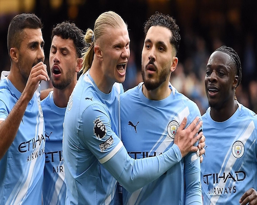 Rayan Cherki celebra su gol con sus compañeros de Manchester City en un partido ante Arsenal