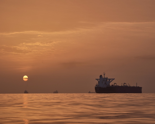 Carguero iraní Touska navegando en el Golfo de Omán al atardecer