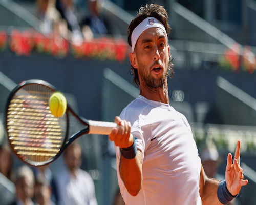 Thiago Agustín Tirante ejecutando un golpe de derecha durante un partido