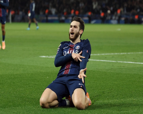 Khvicha Kvaratskhelia celebra un gol haciendo el gesto “hielo en las venas” durante el partido del Paris Saint-Germain ante Nantes