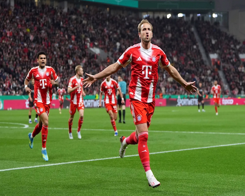 Harry Kane celebra su gol con los brazos extendidos durante el partido ante Bayer Leverkusen