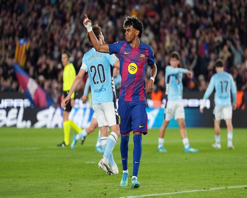 Lamine Yamal celebra su gol de penal con Barcelona durante el partido ante Celta de Vigo