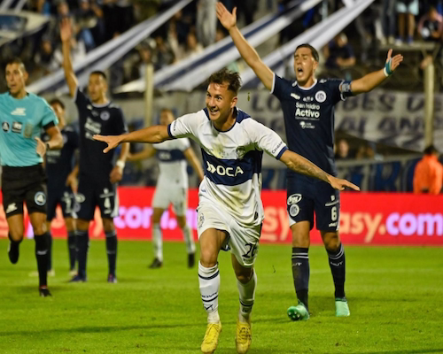 Alexis Steimbach celebra su gol con los brazos extendidos durante el partido