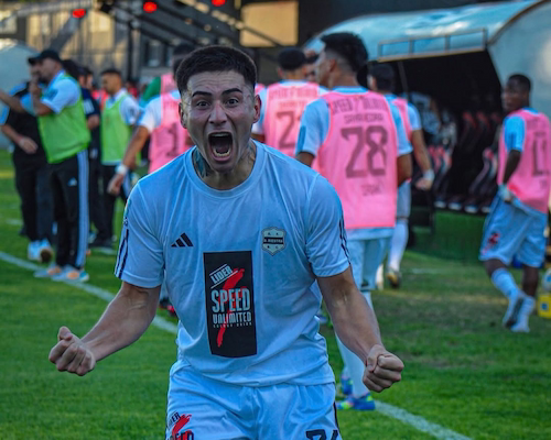 Mariano Bracamonte celebra su gol con los puños cerrados durante el partido entre Deportivo Riestra e Independiente