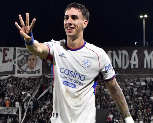 Rodrigo Auzmendi muestra cuatro dedos con su mano tras convertir el gol para San Lorenzo