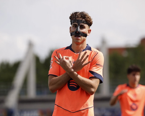 Fermín López celebra con una máscara negra realizando el gesto 304 con los brazos cruzados tras su gol ante Getafe