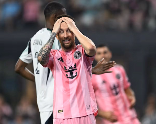 Lionel Messi se toma la cabeza con ambas manos durante el partido entre Inter Miami y New England Revolution