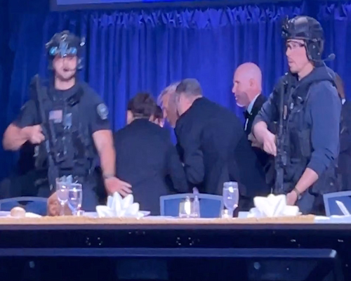 Donald Trump es evacuado por agentes de seguridad durante la cena de corresponsales en la Casa Blanca