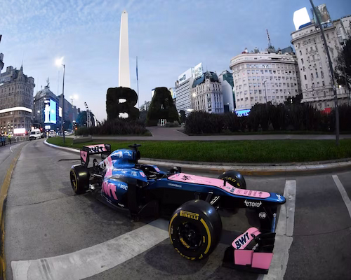 Monoplaza Lotus E20 sin piloto exhibido frente a la Plaza de Mayo en Buenos Aires antes del road show de Franco Colapinto