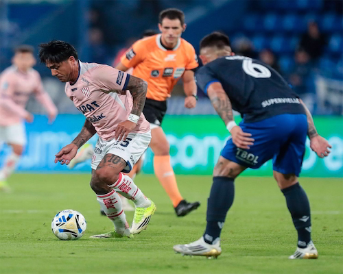 Jugador de Unión de Santa Fe controla el balón ante la marca de un defensor de Vélez Sarsfield durante el partido