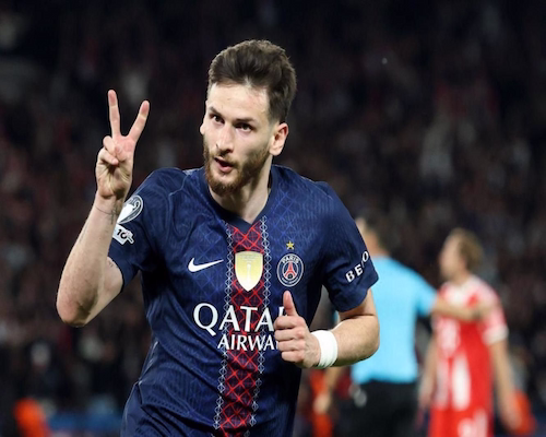 El jugador Khvicha Kvaratskhelia con el uniforme del PSG haciendo el gesto de victoria con la mano tras marcar