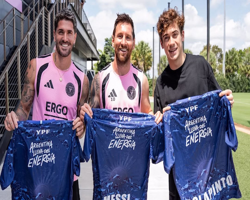 Lionel Messi y Franco Colapinto posan sonrientes junto a un compañero sosteniendo camisetas personalizadas en un entrenamiento del Inter Miami en Miami