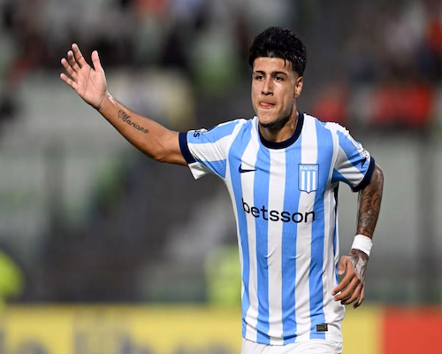 Tomás Pérez celebra con el brazo derecho en alto durante el partido entre Caracas y Racing Club