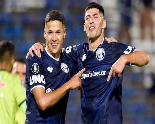 José Florentín y Alex Arce celebran un gol de Independiente Rivadavia abrazados y señalándose mutuamente
