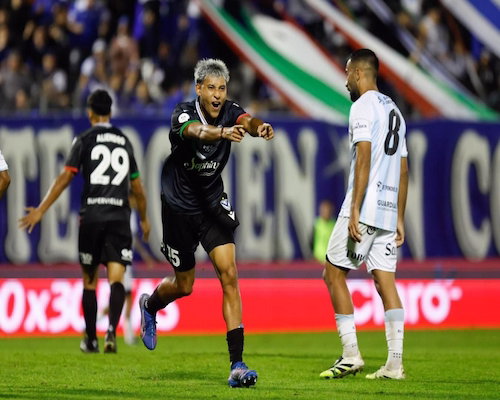 Dilan Godoy celebra su gol para Vélez señalando a un compañero