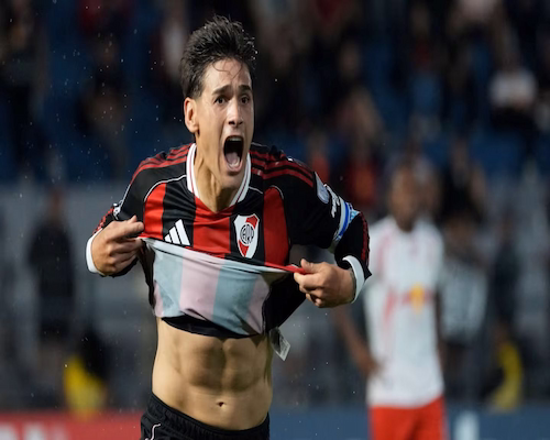 Lucas Martínez Quarta celebra su gol para River Plate levantando su camiseta en el final del partido