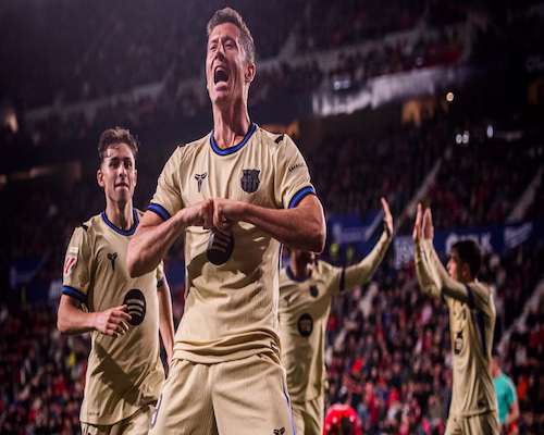 Robert Lewandowski celebra su gol chocando ambos puños durante el partido ante Osasuna