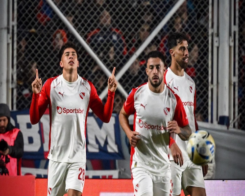 Maximiliano Gutiérrez celebra su gol señalando al cielo con ambos dedos índices y los ojos cerrados