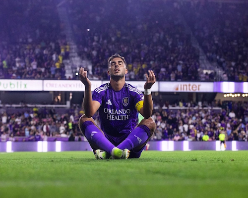 Martín Ojeda celebra uno de sus goles con un gesto de meditación durante el partido ante Inter Miami