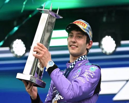 Andrea Kimi Antonelli celebra con el trofeo tras ganar el Gran Premio de Miami