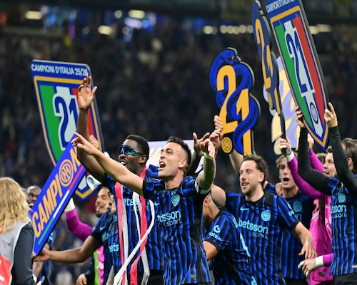 Jugadores del Inter de Milán celebran la conquista del título de la Serie A con carteles del número 21 en el estadio