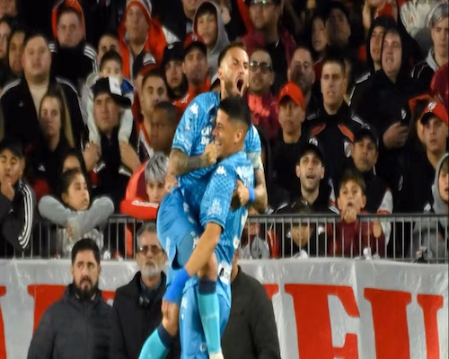 Renzo Tesuri celebra su gol junto a un compañero en la victoria de Atlético Tucumán ante River Plate