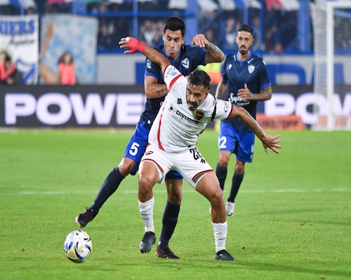 Jugador de Newell’s protege la pelota ante la marca de un futbolista de Vélez durante el partido
