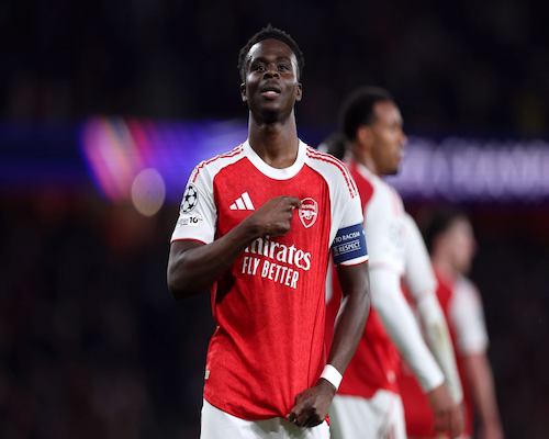 Bukayo Saka señalando el escudo de su camiseta de Arsenal tras marcar ante Atlético de Madrid