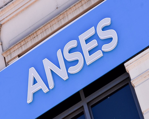Cartel de ANSES en la fachada de una oficina del organismo en Argentina