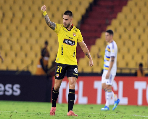 Héctor Villalba celebra su gol con el puño en alto durante el partido entre Barcelona de Guayaquil y Boca Juniors por la Copa Libertadores