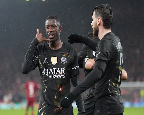 Ousmane Dembélé festeja su gol para Paris Saint-Germain realizando el gesto de la llamada durante la semifinal ante Bayern Munich