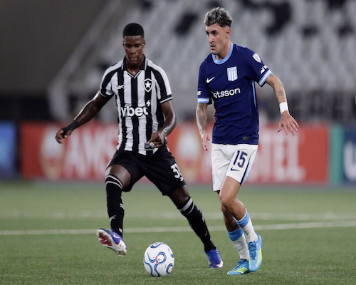 Gastón Martirena conduce la pelota mientras Kadir Barría lo presiona durante el partido entre Botafogo y Racing Club por la Copa Sudamericana 2026