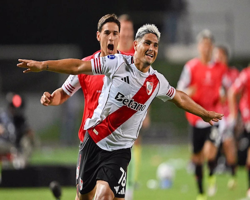 Maximiliano Salas celebra con los brazos abiertos tras convertir el gol de la victoria de River Plate ante Carabobo