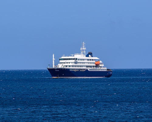 Crucero MV Hondius navegando en aguas del océano Atlántico durante su travesía internacional