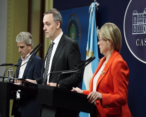 Manuel Adorni brinda una conferencia de prensa junto a Luis Caputo y Alejandra Monteoliva en Casa Rosada