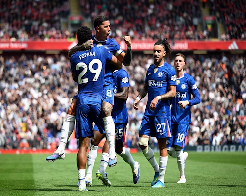 Enzo Fernández celebra junto a sus compañeros el gol del empate de Chelsea ante Liverpool por la Premier League