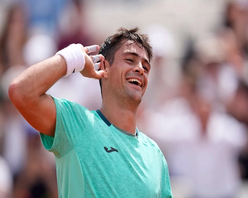 Mariano Navone sonríe y se lleva la mano a la oreja durante su festejo en el Masters 1000 de Roma