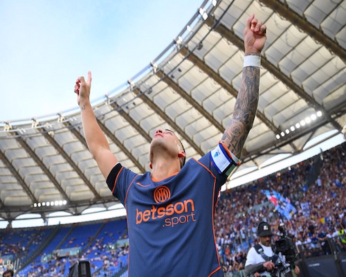 Lautaro Martínez celebra uno de los goles de Internazionale con los brazos levantados y la mirada hacia el cielo durante el partido ante Lazio