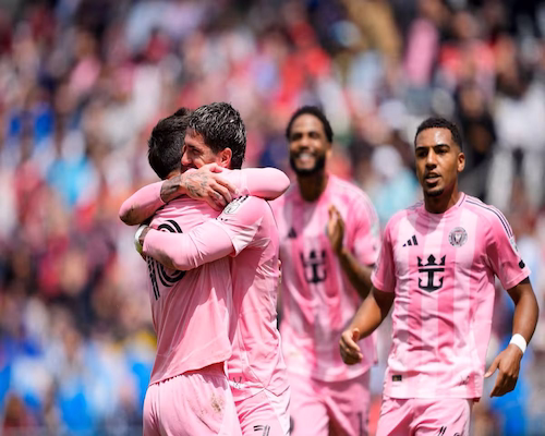 Rodrigo De Paul y Lionel Messi se funden en un abrazo durante la victoria de Inter Miami ante Toronto FC por la MLS 2026