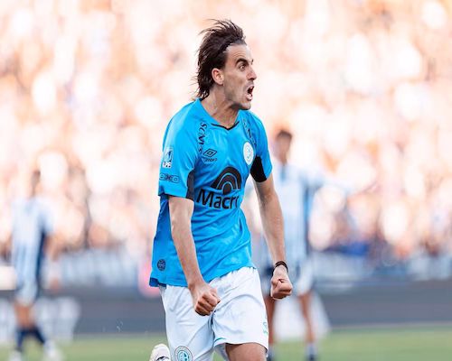 Francisco González Metilli festeja con los puños cerrados tras convertir el gol de la victoria de Belgrano ante Talleres