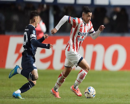 Braian Cuello conduce el balón ante la marca de un jugador de Independiente Rivadavia durante el partido por los octavos de final del Torneo Apertura