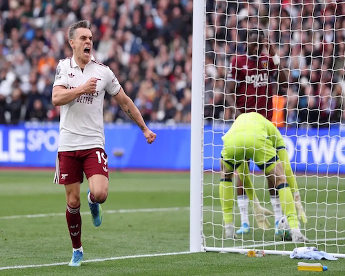 Leandro Trossard grita su gol y se golpea el pecho durante el partido ante West Ham United por la Premier League