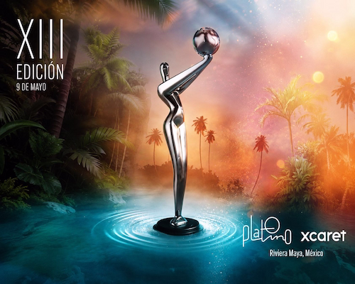 Cartel oficial de la XIII edición de los Premios Platino con la estatuilla plateada sobre un fondo de selva y atardecer en Xcaret, Riviera Maya