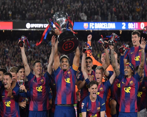 Ronald Araújo levanta el trofeo de LaLiga 2026 mientras los jugadores de Barcelona celebran en el estadio