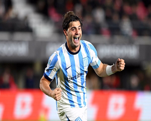 Santiago Sosa festeja su gol para Racing Club con los puños cerrados durante el partido ante Estudiantes de La Plata