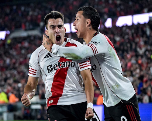 Marcos Acuña grita su gol para River Plate con los puños cerrados mientras Sebastián Driussi lo abraza del cuello durante el partido ante San Lorenzo