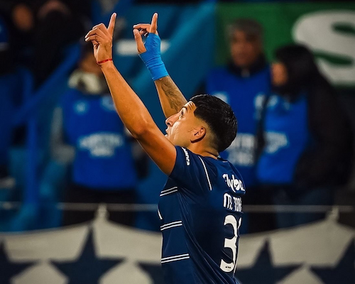 Marcelo Torres señala al cielo con ambas manos tras convertir el gol de Gimnasia ante Vélez
