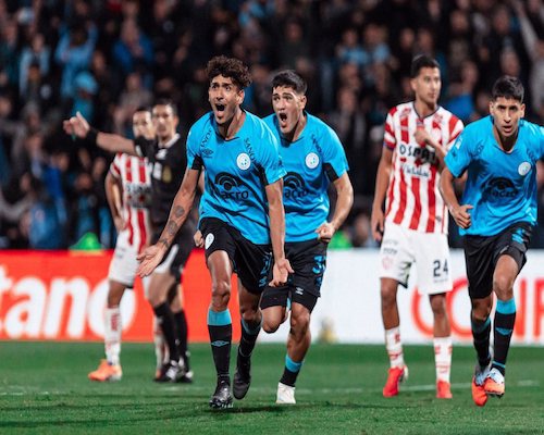 Jugadores de Belgrano celebrando con euforia uno de los goles en la victoria ante Unión Santa Fe por el Torneo Apertura 2026