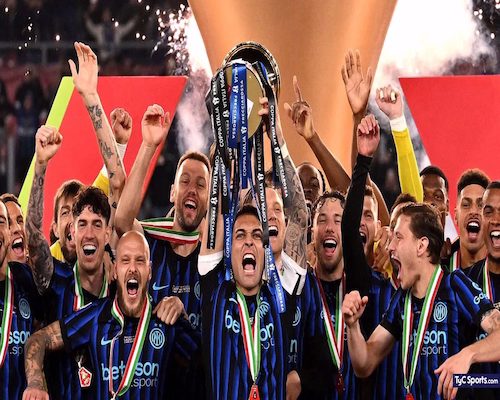Jugadores de Internazionale celebran con el trofeo tras conquistar la Copa Italia