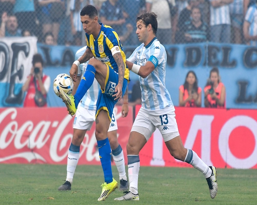 Ángel Di María controla la pelota ante la marca de Santiago Sosa durante el partido entre Rosario Central y Racing Club